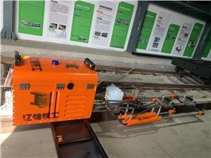 Rettificatrice automatica idraulica per bordi di grasso su rotaia